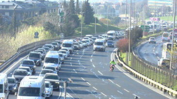 İstanbul'da Haftanın İlk İş G&uuml;n&uuml;nde Trafik Yoğunluğu