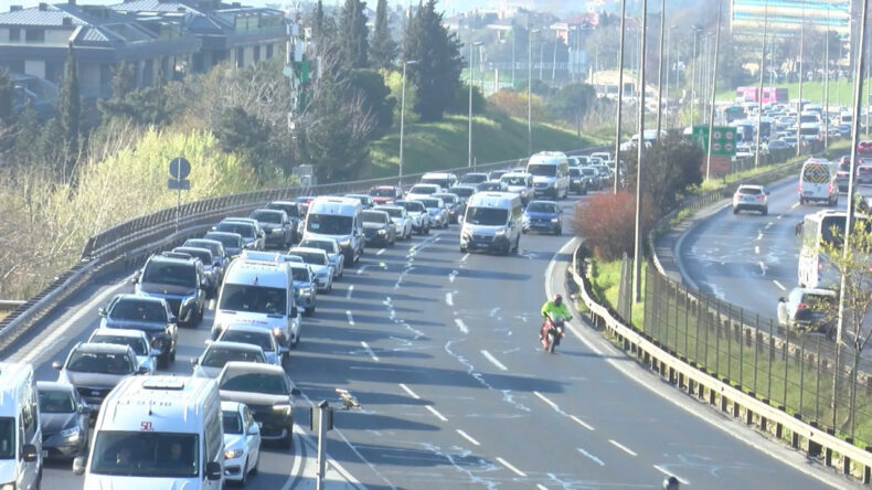 İstanbul'da Haftanın İlk İş G&uuml;n&uuml;nde Trafik Yoğunluğu