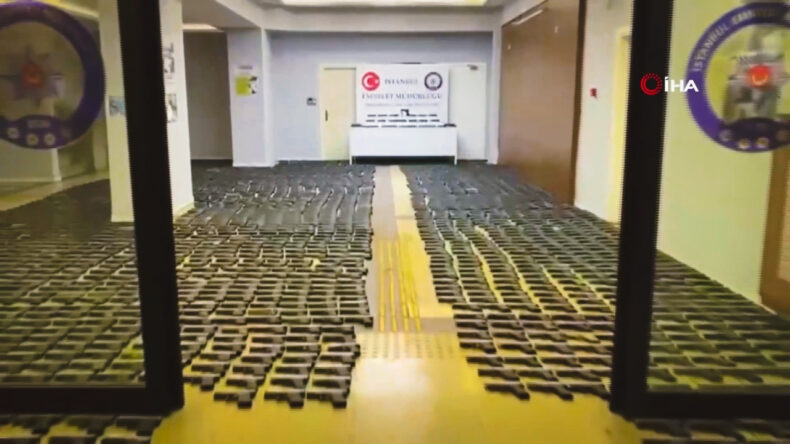 İstanbul&rsquo;da b&uuml;y&uuml;k operasyon: Toprak altında binlerce silah par&ccedil;ası ele ge&ccedil;irildi