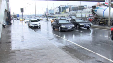 İstanbul&rsquo;da Haftanın Son İş G&uuml;n&uuml;nde Yağmur Etkili Oldu: Trafik Yoğunluğu Arttı