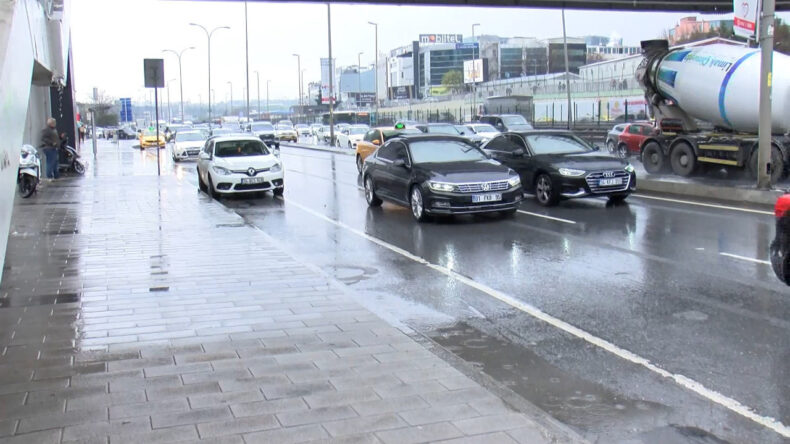 İstanbul’da Haftanın Son İş Gününde Yağmur Etkili Oldu: Trafik Yoğunluğu Arttı