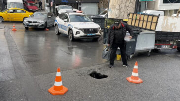 İstanbul&rsquo;da yağış sonrası yol &ccedil;&ouml;kt&uuml;