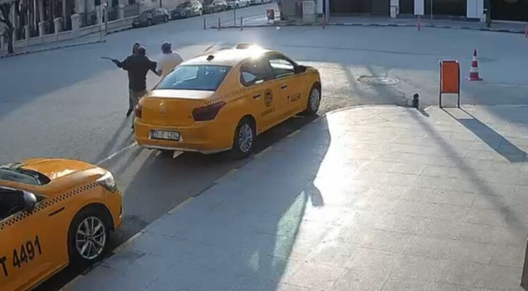 İstediği yemeği men&uuml;de g&ouml;remedi, &ouml;n&uuml;ne geleni satırla yaraladı