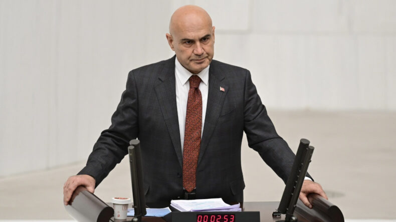 İYİ Partili &Ccedil;&ouml;mez: Eski siyasi yol arkadaşınıza T&uuml;rkiye'yi peşkeş &ccedil;ekmişsiniz