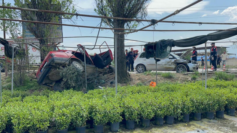 İzmir'de feci kaza: &Ouml;l&uuml; ve yaralılar var