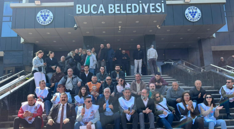 İzmir'de &Uuml;&ccedil; Belediyede Memurlar İş Bıraktı