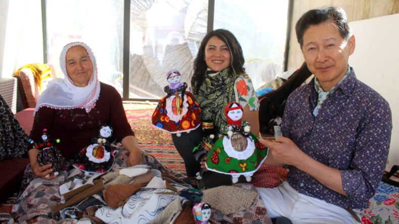 Japon sanat&ccedil;ı 12 bin kilometre yol geldi! Bez bebek yaptı, bağlama &ccedil;aldı