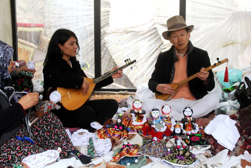 Japon sanatçı Takeshi Imamuri ve bez bebek yapımı