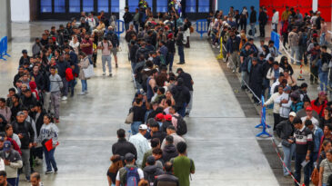 Ka&ccedil;ak g&ouml;&ccedil;menler oturum ve &ccedil;alışma izni i&ccedil;in uzun kuyruklar oluşturdu