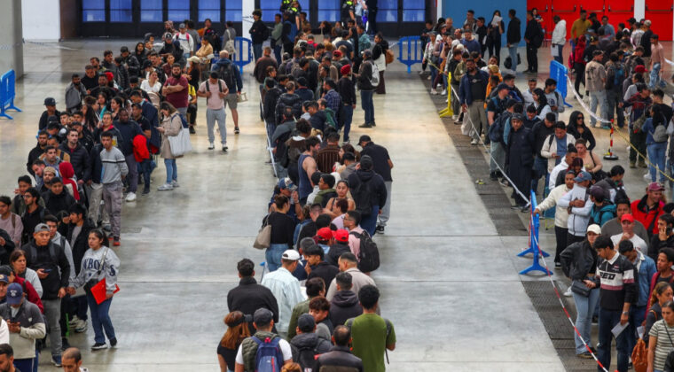 Ka&ccedil;ak g&ouml;&ccedil;menler oturum ve &ccedil;alışma izni i&ccedil;in uzun kuyruklar oluşturdu