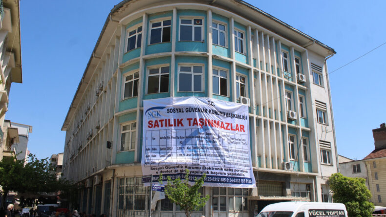 Kaderine terk edildi: Tarihi yapı ilan panosuna d&ouml;nd&uuml;