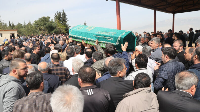 Kahramanmaraş'ta b&uuml;y&uuml;k acı: Cenazeler toprağa veriliyor