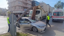 Kamyonun &uuml;zerindeki inşaat demirleri seyir halindeki otomobile 'ok' gibi saplandı