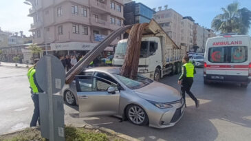 Kamyonun &uuml;zerindeki inşaat demirleri seyir halindeki otomobile 'ok' gibi saplandı