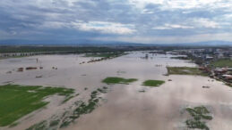 Karacabey Ovası sular altında kaldı: 10 bin d&ouml;n&uuml;m tarım arazisi zarar g&ouml;rd&uuml;