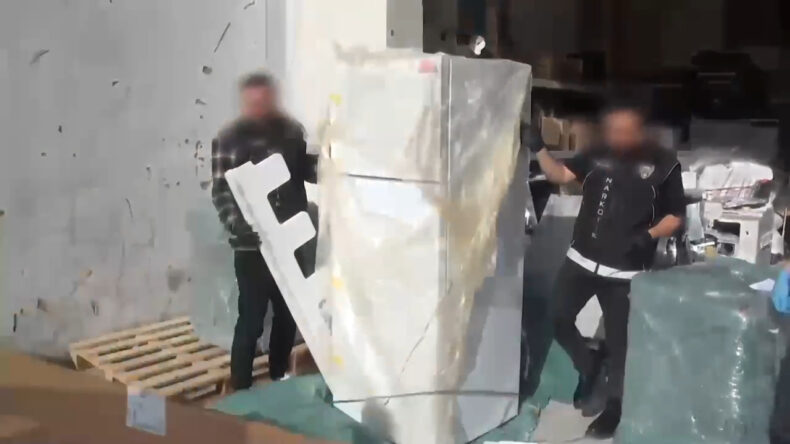 Kargodaki Buzdolabından Uyuşturucu &Ccedil;ıktı