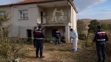 Kavga ederken balkondan d&uuml;şt&uuml;ler, altta kalan can verdi