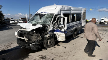 Kayseri&rsquo;de iş&ccedil;i servis minib&uuml;s&uuml;yle kamyon &ccedil;arpıştı: 8 yaralı