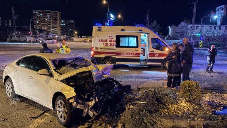 Kayseri&rsquo;de iki otomobil &ccedil;arpıştı: 3&rsquo;&uuml; ağır 4 yaralı