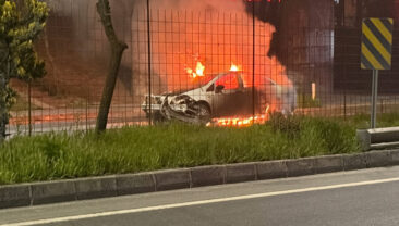 Kaza yapan otomobil alev topuna d&ouml;nd&uuml;