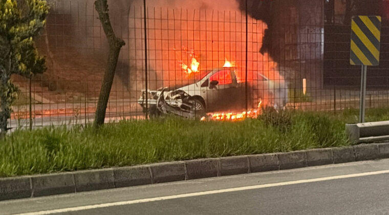 Kaza yapan otomobil alev topuna d&ouml;nd&uuml;