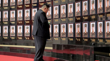 Kim Jong Un Canına Kıyan Askerleri &Ouml;vd&uuml;
