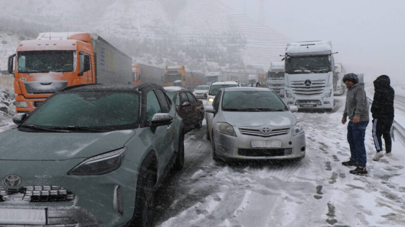 Kış geri geldi! İki kent arası ulaşıma kapandı