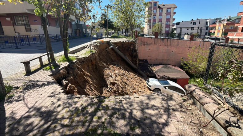 Kocaeli&rsquo;de toprak kayması: Otomobil okul bah&ccedil;esine u&ccedil;tu