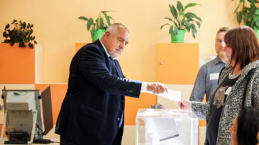 Komşu Beş Yılda Sekizinci Kez Sandığa Gidiyor