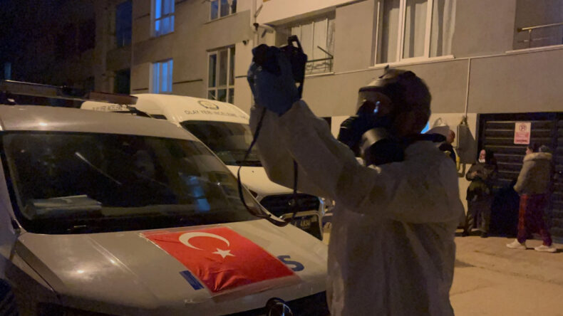 Komşuların kokulardan rahatsız olduğu daireden gen&ccedil; adamın cesedi &ccedil;ıktı