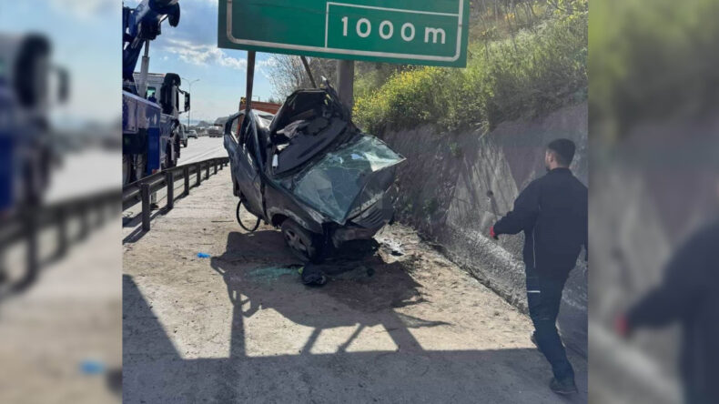 Kontrolden &Ccedil;ıkan Otomobil Y&ouml;n Levhasına Saplandı