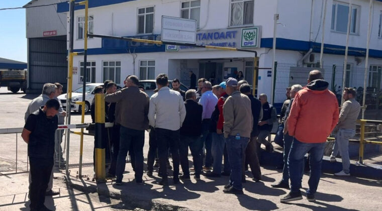 Kooperatif &Uuml;yelerinden Fabrika &Ouml;n&uuml;nde Eylem