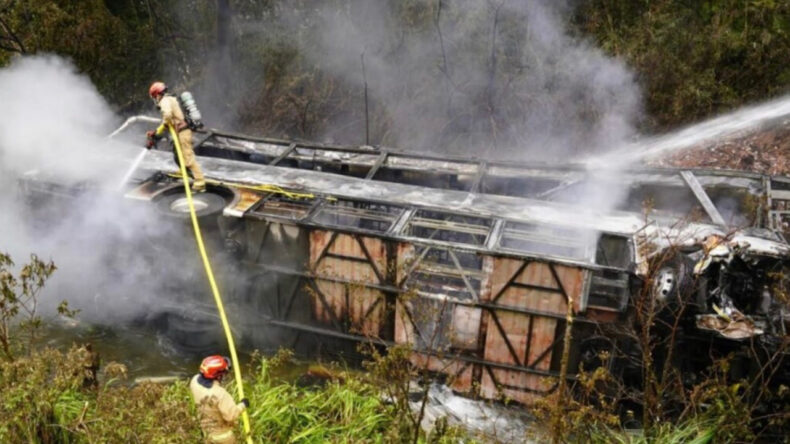 Korkunç kaza: Yolcu otobüsü uçuruma yuvarlandı, ölü ve yaralılar var