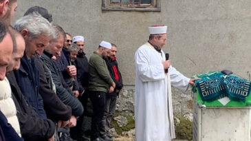 K&ouml;y&uuml;n neşesiydi! İmam cenaze namazında g&ouml;zyaşlarına boğuldu