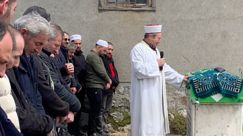 K&ouml;y&uuml;n neşesiydi! İmam cenaze namazında g&ouml;zyaşlarına boğuldu
