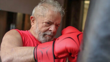 Kritik se&ccedil;im &ouml;ncesi 80'lik Lula da Silva ringe &ccedil;ıktı