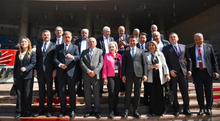 Kritik toplantı başladı, g&ouml;zler CHP'de