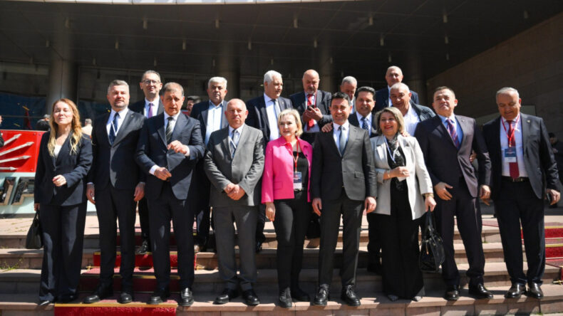 Kritik toplantı başladı, g&ouml;zler CHP'de