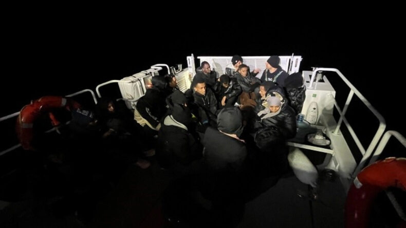 Kuşadası A&ccedil;ıklarında Nefes Kesen Takip: 19 G&ouml;&ccedil;men Yakalandı