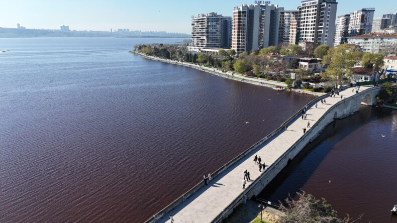 K&uuml;&ccedil;&uuml;k&ccedil;ekmece G&ouml;l&uuml; Kırmızıya D&ouml;nd&uuml;