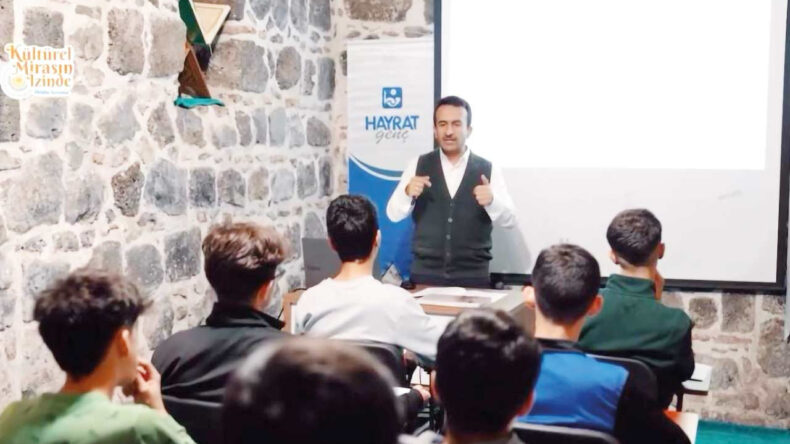 Lise &Ouml;ğrencilerine Medresede Eğitim