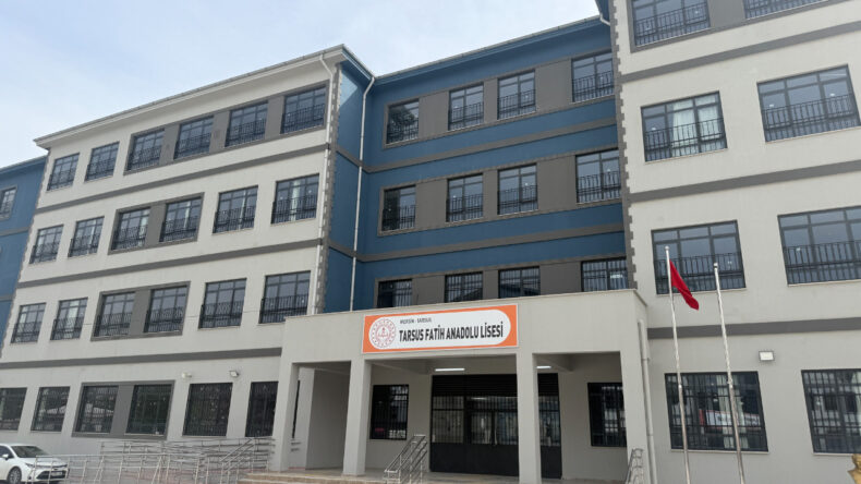 Liseli Gen&ccedil; Okulda Silahla Yakalandı