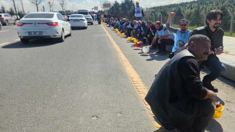 Madenciler Bakanlık &Ouml;n&uuml;nde Soyunup A&ccedil;lık Grevine Başladı