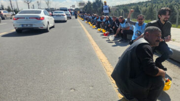 Madenciler polis aracıyla bakanlığa g&ouml;t&uuml;r&uuml;lecek