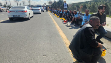 Madenciler polis aracıyla bakanlığa g&ouml;t&uuml;r&uuml;lecek