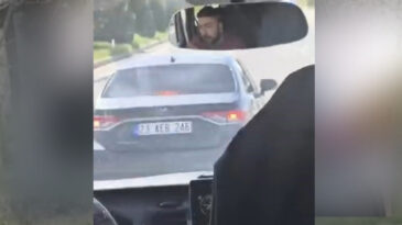 Maganda dehşeti! Otomobiliyle yolcu minib&uuml;s&uuml;n&uuml; sıkıştırdı