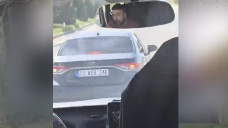 Maganda dehşeti! Otomobiliyle yolcu minib&uuml;s&uuml;n&uuml; sıkıştırdı