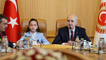 Meclis başkanlığı koltuğuna oturan &ccedil;ocuğun g&uuml;ndemi okul saldırıları oldu