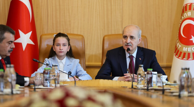 Meclis başkanlığı koltuğuna oturan &ccedil;ocuğun g&uuml;ndemi okul saldırıları oldu