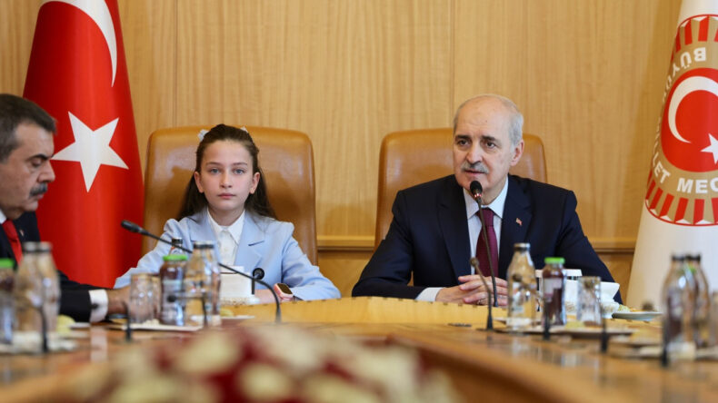 Meclis başkanlığı koltuğuna oturan &ccedil;ocuğun g&uuml;ndemi okul saldırıları oldu